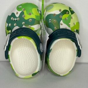 CROCS Toddlers’ Green and White Camo Slippers